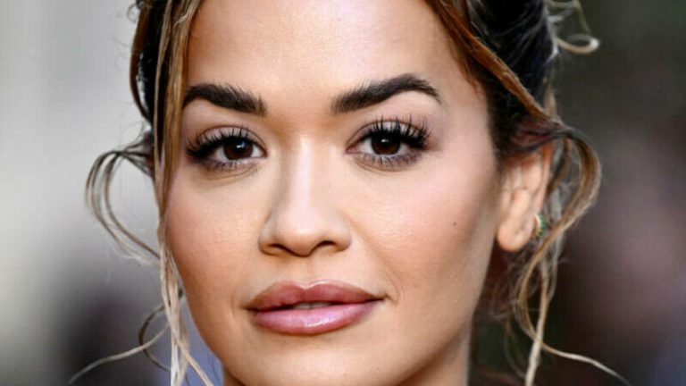 Săptămâna Modei de la Londra: Încântătoarea Rita Ora strălucește pe covorul roșu