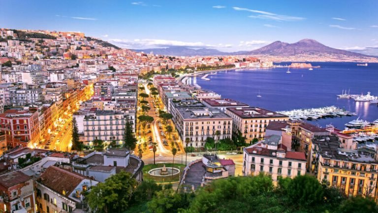 Napoli se pregătește să fie evacuată 