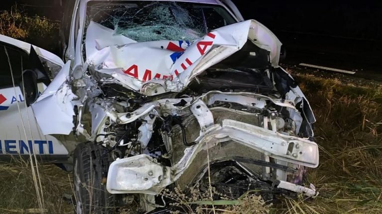 Grav accident de circulatie cu ambulanta 